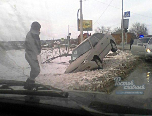 Hyundai Accent взлетел и воткнулся в сугроб в ростовском селе